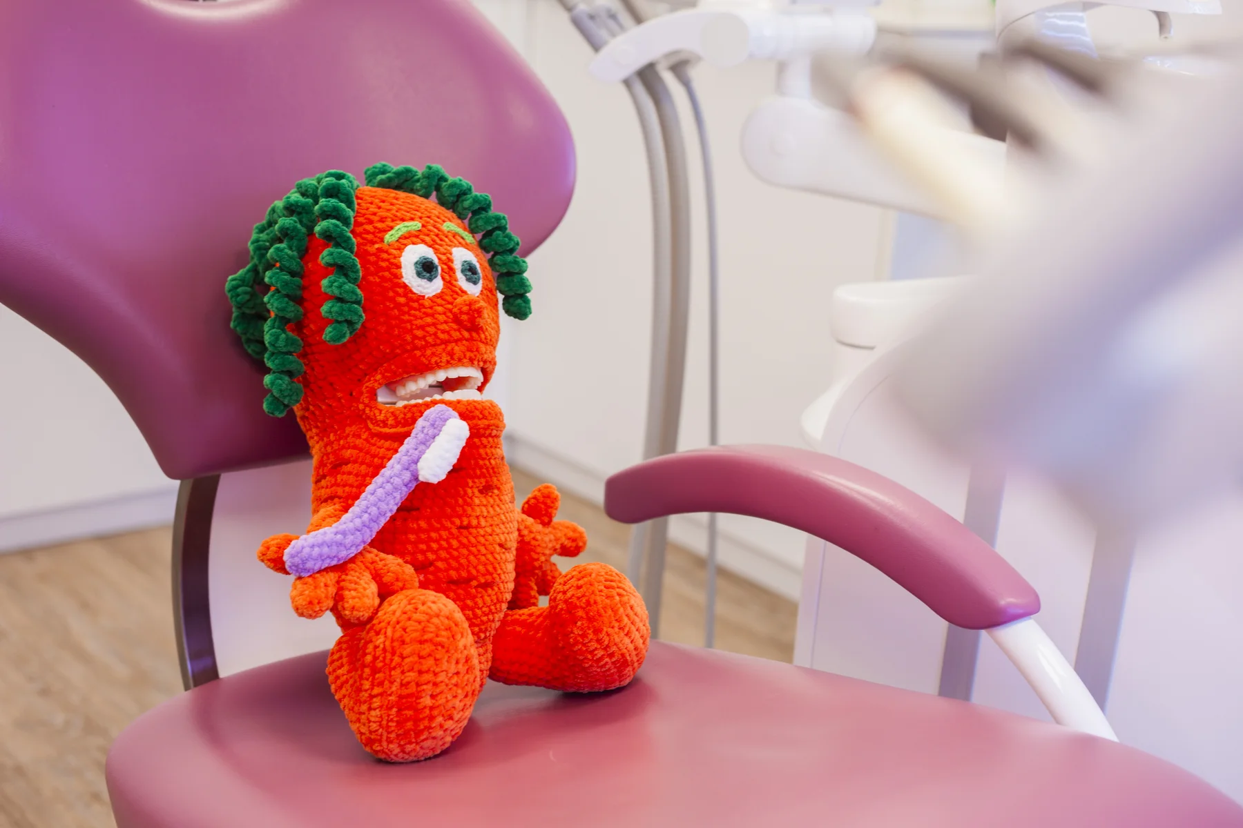 Gehäkeltes Kinderzahnmedizin-Krokodil auf einem Behandlungsstuhl
